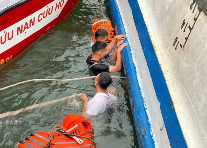 Thợ lặn tìm cách luồn dây vào tàu gặp nạn để có thể lật ngược tàu, dễ dàng tìm kiếm nạn nhân. Ảnh: Biên phòng Hòn Gai Thợ lặn tìm cách luồn dây vào tàu gặp nạn để có thể lật ngược tàu, dễ dàng tìm kiếm nạn nhân. Ảnh: Biên phòng Hòn Gai