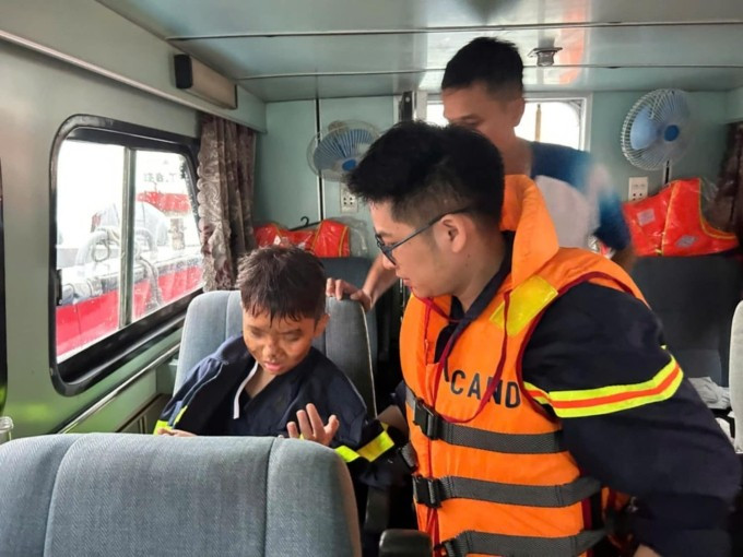 Cháu bé 14 tuổi sống sót sau vụ lật tàu. Ảnh: Công an tỉnh Quảng Ninh Cháu bé 14 tuổi sống sót sau vụ lật tàu. Ảnh: Công an tỉnh Quảng Ninh