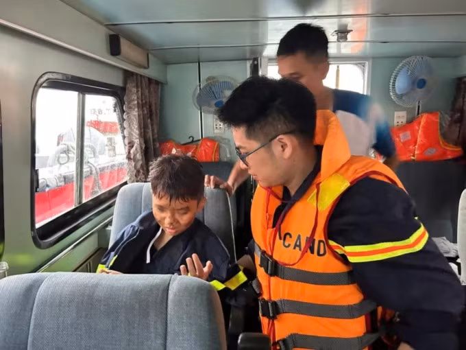 Cháu bé 14 tuổi sống sót sau vụ lật tàu. Ảnh: Công an tỉnh Quảng Ninh