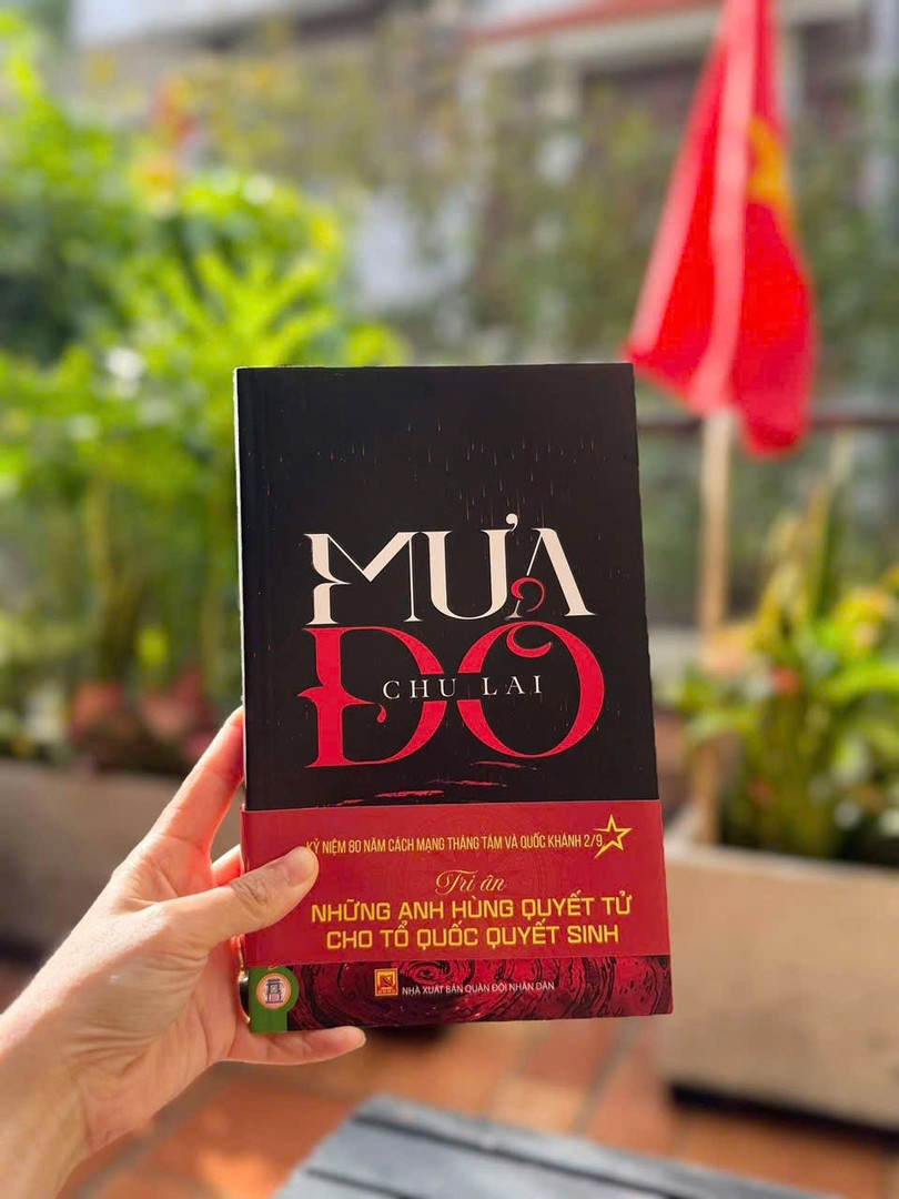 Cuốn sách Mưa đỏ trở thành hiện tượng trong làng sách năm nay. Ảnh: Bình Bán Books. Cuốn sách Mưa đỏ trở thành hiện tượng trong làng sách năm nay. Ảnh: Bình Bán Books.