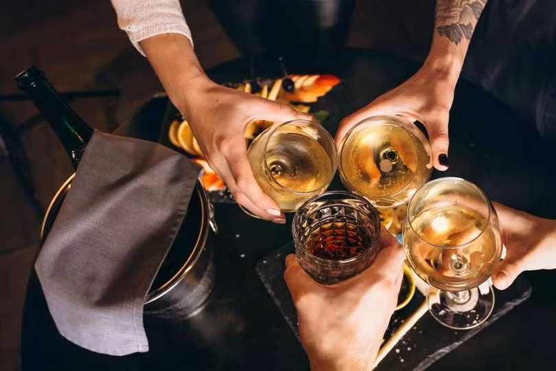 Khi nâng ly, nhiều người chỉ nghĩ đơn giản là "uống một chút cho vui". Nhưng dưới góc độ sinh lý, hành trình của một chén rượu khá dài và phức tạp. Ảnh: Freepik.