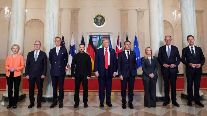 Tổng thống Mỹ Donald Trump chụp ảnh cùng người đồng cấp Ukraine Volodymyr Zelensky, các lãnh đạo châu Âu và Tổng thư ký NATO tại Nhà Trắng ngày 18/8. Ảnh: Reuters Tổng thống Mỹ Donald Trump chụp ảnh cùng người đồng cấp Ukraine Volodymyr Zelensky, các lãnh đạo châu Âu và Tổng thư ký NATO tại Nhà Trắng ngày 18/8. Ảnh: Reuters
