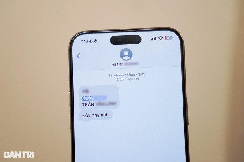 Kẻ gian nhắn số tài khoản ngân hàng và yêu cầu chuyển khoản gấp (Ảnh: Thế Anh). img-proxy.jpg