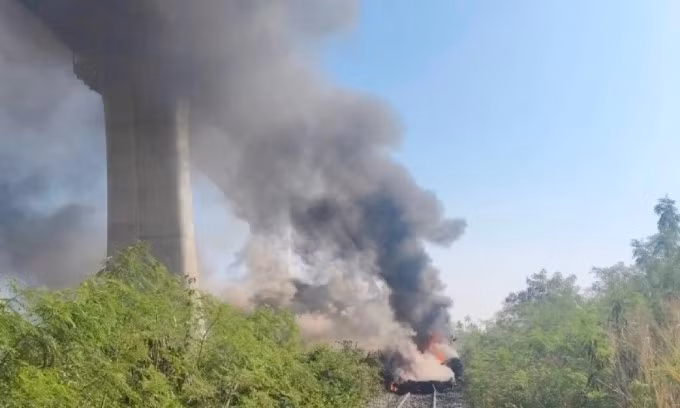 Khói đen bốc lên từ đường ray sau vụ va chạm. Ảnh: Nation