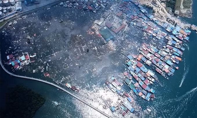 Hiện trường vụ cháy tại ngôi làng ven biển ở bang Sabah, Malaysia ngày 19/4. Ảnh: AFP