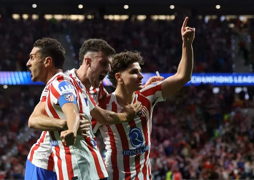 Sang hiệp hai, trọng tài lại chỉ tay vào chấm 11 m, lần này là dành cho chủ nhà. Julian Alvarez tận dụng cơ hội để đưa trận đấu trở lại vạch xuất phát.