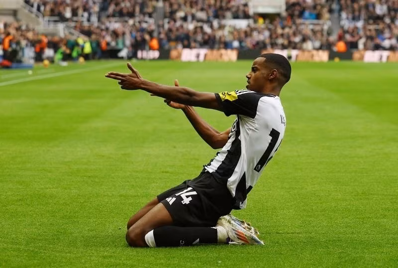 Isak ăn mừng cuồng nhiệt.