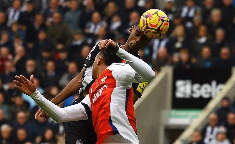 Pha đánh đầu định đoạt trận đấu của Isak.