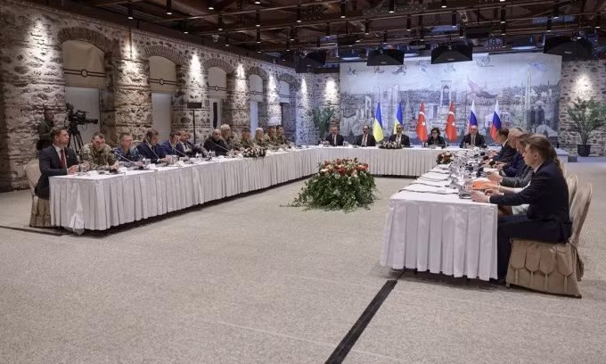 Phái đoàn Nga và Ukraine trong cuộc đàm phán tại Istanbul, Thổ Nhĩ Kỳ, ngày 16/5. Ảnh: Văn phòng Ngoại trưởng Thổ Nhĩ Kỳ