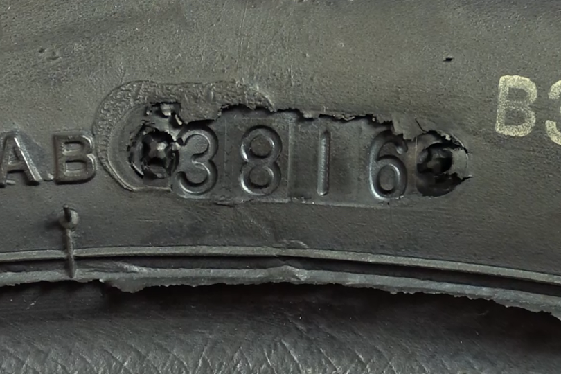 Các đối tượng sản xuất lốp giả thường tái sử dụng các loại lốp cũ và hư hại, đồng thời xóa bỏ các thông tin quan trọng được nhà sản xuất chính hãng thể hiện trên thành lốp.