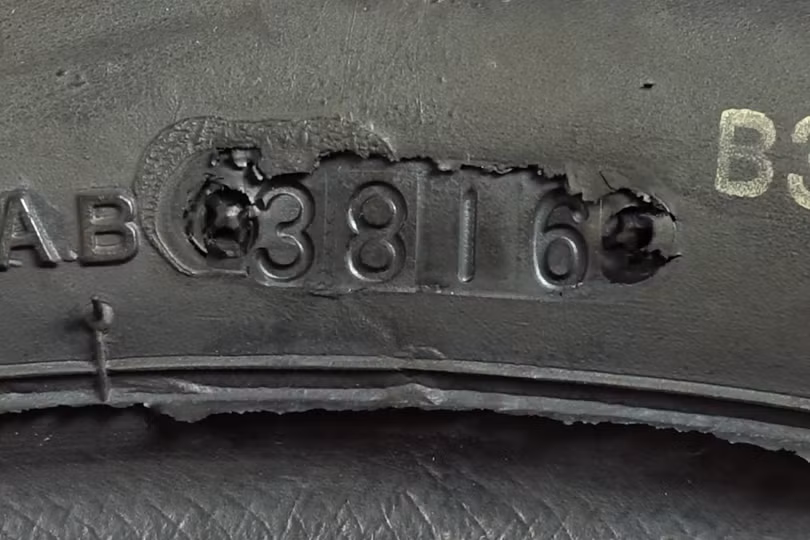 Các đối tượng sản xuất lốp giả thường tái sử dụng các loại lốp cũ và hư hại, đồng thời xóa bỏ các thông tin quan trọng được nhà sản xuất chính hãng thể hiện trên thành lốp.