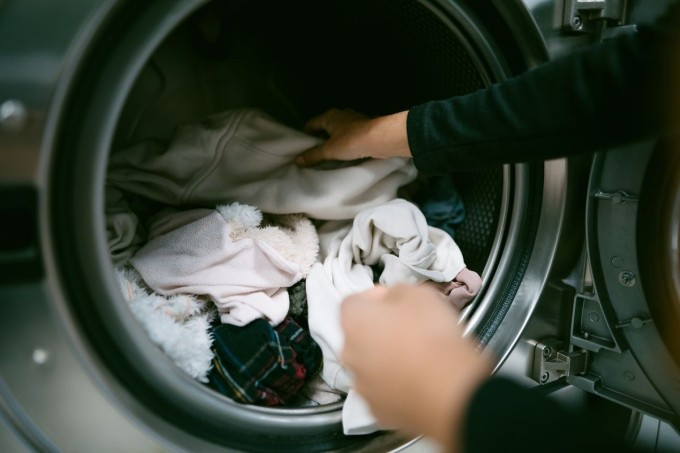 Nên ngửi mùi quần áo còn thơm không để xác định phơi/sấy hay giặt lại. Ảnh: Good Housekeeping Nên ngửi mùi quần áo còn thơm không để xác định phơi/sấy hay giặt lại. Ảnh: Good Housekeeping