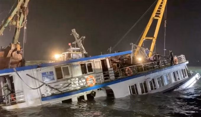 Tàu Vịnh Xanh 58 được kéo vào bờ và lật lại vào rạng sáng 20/7. Ảnh: Quân chủng Hải quân