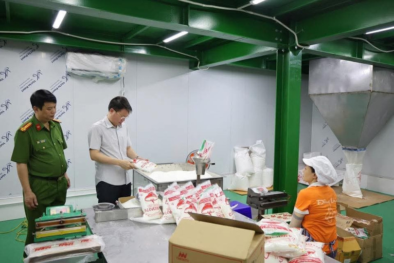 Đại tá Nguyễn Minh Tuấn, Giám đốc Công an tỉnh Phú Thọ (áo kẻ) kiểm tra tại xưởng sản xuất của Công ty TNHH Famimoto Việt Nam. Ảnh: CACC fb-img-1745678863116-20209.jpg