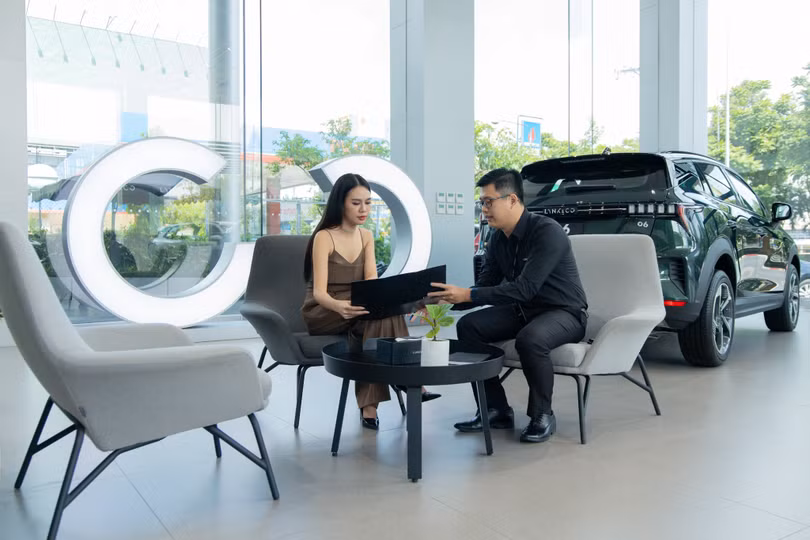 Các đại lý vẫn đông khách dù vào mùa thấp điểm. Ảnh: Phương Lâm.