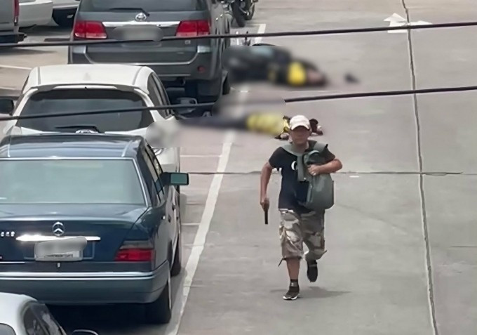 Nghi phạm tại hiện trường vụ xả súng ở chợ Or Tor Kor, Bangkok, Thái Lan hôm 28/7. Ảnh: Matichon Online