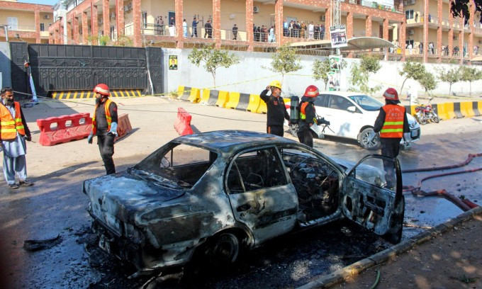 Lính cứu hỏa Pakistan tại hiện trường vụ đánh bom ở thủ đô Islamabad ngày 11/11. Ảnh: AFP
