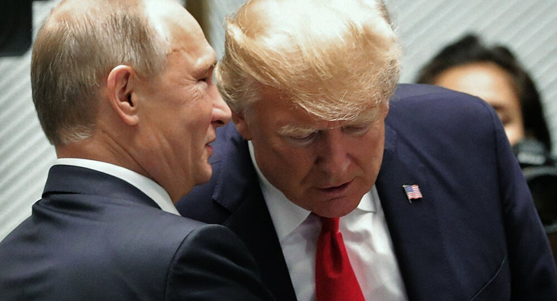 Tổng thống Mỹ Donald Trump (phải) gặp người đồng cấp Nga Vladimir Putin tại hội nghị APEC tháng 11/2017. Ảnh: Sputnik trumpputin-1808.jpg