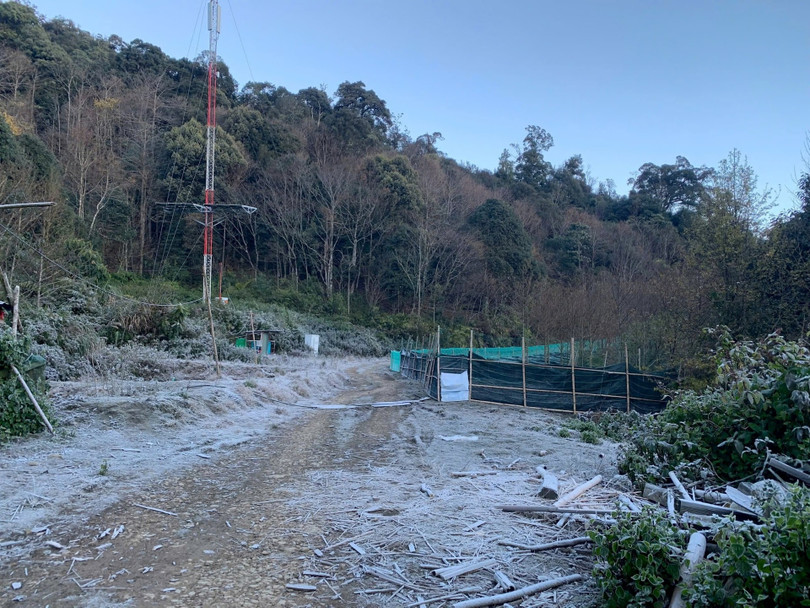 Các xã vùng cao ở huyện Kỳ Sơn như: Na Ngoi, Tri Lễ... nhiệt độ xuống khá thấp từ 5-8 độ C. Đến sáng ngày 13/1 trời không mưa nhưng nhiệt độ tại đây xuống rất thấp và xuất hiện băng giá tại nhiều bản làng. Ảnh: HT