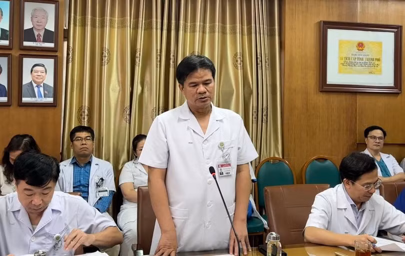 PGS.TS Đào Xuân Cơ, Giám đốc Bệnh viện Bạch Mai cho biết, từ thứ 2 đến thứ 6, bệnh viện mở thêm khung giờ khám 5-9h tối. Riêng thứ 7, chủ nhật khám từ sáng đến 4h30 chiều (Ảnh: Hồng Hải).