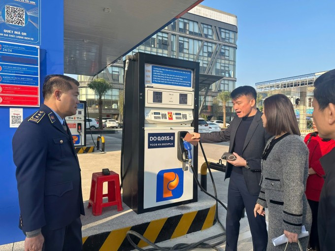 Đại diện Bộ Công Thương đi kiểm tra việc kinh doanh xăng dầu, ngày 6/3. Ảnh: DMS