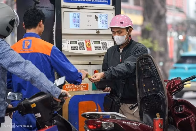 Người dân mua xăng tại Hà Nội chiều 6/3. Ảnh: Hoàng Giang