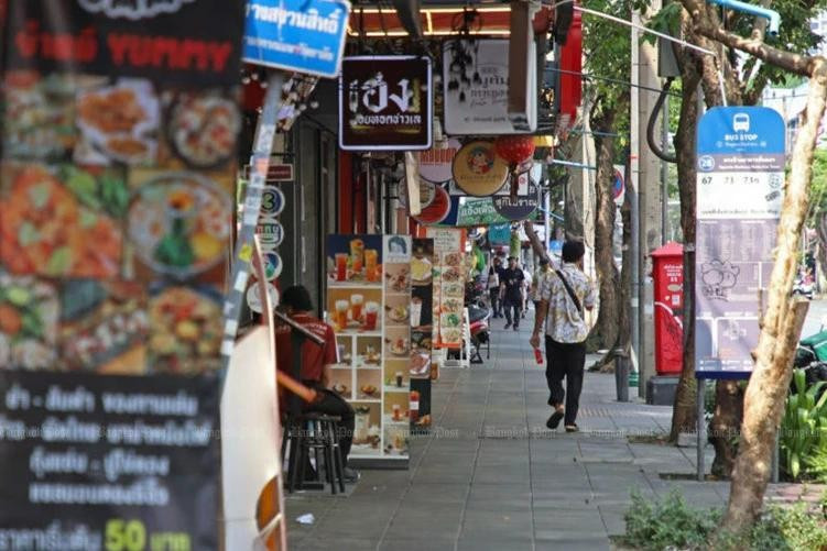 Phố ẩm thực Banthat Thong (Bangkok) không còn nhộn nhịp do khách Trung Quốc sụt giảm và chi tiêu nội địa yếu, nhiều nhà hàng mất đến 70% doanh thu so với cùng kỳ. Ảnh: Varuth Hiranyatheb. Phố ẩm thực Banthat Thong (Bangkok) không còn nhộn nhịp do khách Trung Quốc sụt giảm và chi tiêu nội địa yếu, nhiều nhà hàng mất đến 70% doanh thu so với cùng kỳ. Ảnh: Varuth Hiranyatheb.