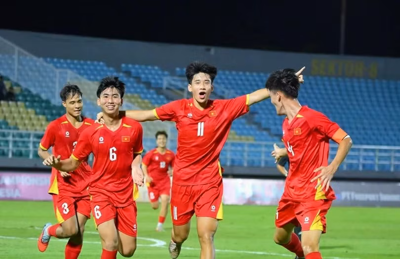 CĐV Đông Nam Á ngả mũ trước U17 Việt Nam. Ảnh: VFF.