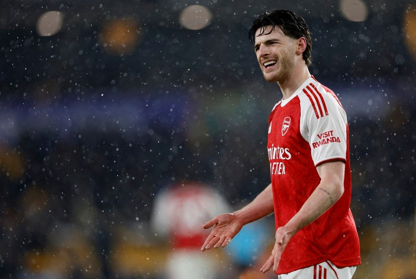 Arsenal chia điểm tại Molineux.