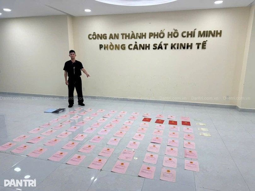 Cảnh sát tìm thấy 80 sổ đỏ trong két sắt ở nhà Ngân 98 (Ảnh: Thuận Thiên). a34.jpg