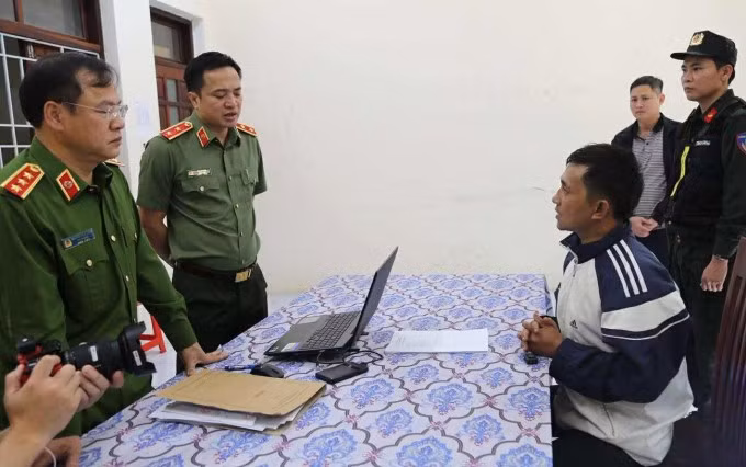 Thượng tướng Nguyễn Văn Long (trái) lấy lời khai Phạm Anh Tài. Ảnh: Cục Cảnh sát Hình sự