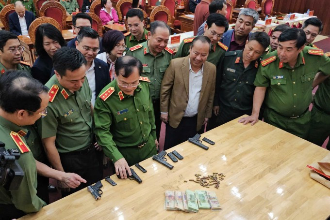 Ban chỉ đạo chuyên án nói về các vật chứng thu giữ. Ảnh: Ngọc Oanh