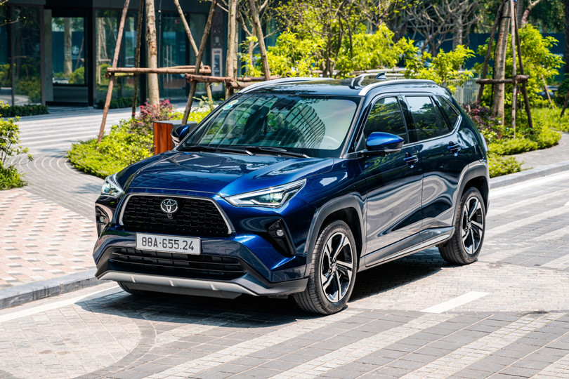 Toyota Yaris Cross đang trải qua giai đoạn đầu năm tương đối thuận lợi. Doanh số 1.080 xe trong tháng 4 không chỉ giúp mẫu SUV cỡ B xuất hiện trong danh sách bán chạy mà còn đưa Yaris Cross vượt mặt đối thủ đồng hương Mitsubishi Xforce về doanh số lũy kế trong năm nay. Hai phiên bản Toyota Yaris Cross hiện có giá lần lượt 650 triệu và 765 triệu đồng. Ảnh: TMV.