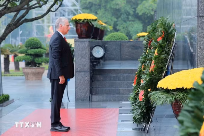 Bí thư thứ nhất, Chủ tịch Cuba Miguel Diaz-Canel Bermudez đặt vòng hoa tưởng niệm Chủ tịch Hồ Chí Minh. Ảnh: TTXVN