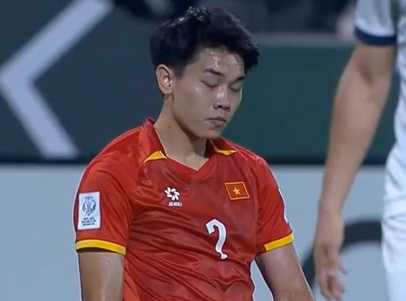 Biểu cảm của Đình Bắc khi mất băng đội trưởng