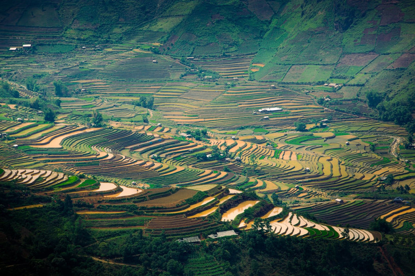 Thời tiết trong mùa nước đổ cũng khá dễ chịu, buổi sáng và trưa nắng nhẹ, chiều thường có mưa rào. Du khách nên lên kế hoạch di chuyển và tham quan vào buổi sáng để có trải nghiệm thuận lợi hơn.