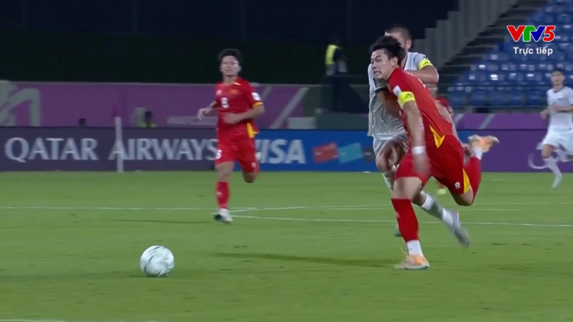 Đình Bắc liên tục khiến hàng thủ đối phương phải chật vật