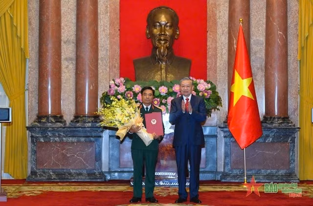 Tổng Bí thư, Chủ tịch nước Tô Lâm trao quyết định thăng quân hàm Thượng tướng đối với đồng chí Nguyễn Doãn Anh