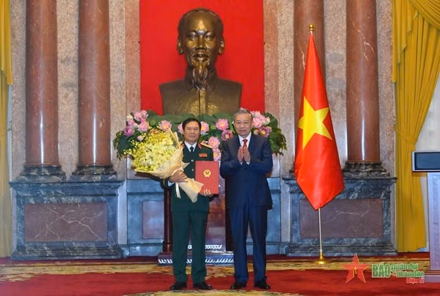Tổng Bí thư, Chủ tịch nước Tô Lâm trao quyết định thăng quân hàm Đại tướng đối với đồng chí Nguyễn Tân Cương