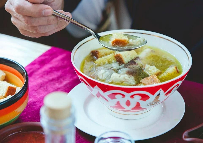 Cháo loãng, phở, trái cây hay sữa chua có thể giúp bù nước, bổ sung năng lượng và giảm mệt mỏi hiệu quả. Ảnh: Freepik.