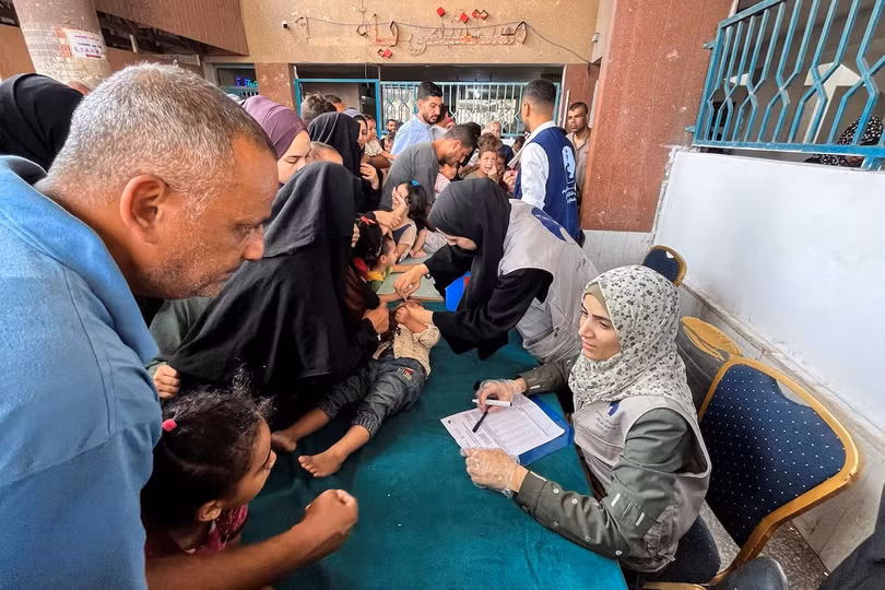 Chiến dịch tiêm vắc xin phòng bại liệt cho trẻ em ở Gaza đã được triển khai. Ảnh: Reuters