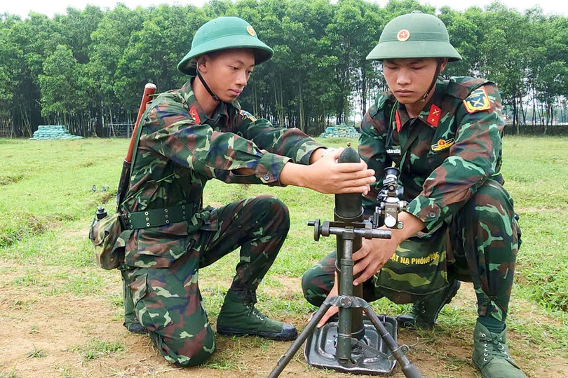 Binh nhất Trần Quốc Bảo luôn nỗ lực phấn đấu đạt kết quả cao trong các kỳ sát hạch, kiểm tra các nội dung bài học. anh-1.jpg