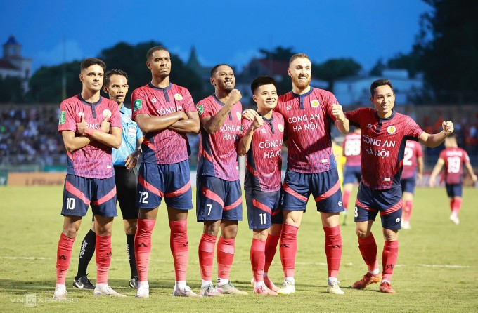 Ba ngoại binh CLB Công an Hà Nội là Leonardo Artur (trái), Alan Sebastiao (thứ hai từ trái sang) và Hugo Gomes (thứ hai từ phải sang) trong trận thắng SLNA 5-0 ở chung kết Cup Quốc gia 2024-2025, tại sân Vinh, Nghệ An, ngày 29/6/2025. Ảnh: Xuân Hoàng Ba ngoại binh CLB Công an Hà Nội là Leonardo Artur (trái), Alan Sebastiao (thứ hai từ trái sang) và Hugo Gomes (thứ hai từ phải sang) trong trận thắng SLNA 5-0 ở chung kết Cup Quốc gia 2024-2025, tại sân Vinh, Nghệ An, ngày 29/6/2025. Ảnh: Xuân Hoàng