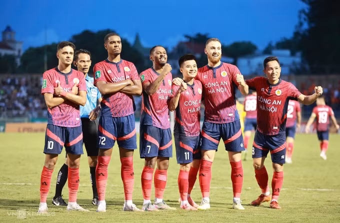 Ba ngoại binh CLB Công an Hà Nội là Leonardo Artur (trái), Alan Sebastiao (thứ hai từ trái sang) và Hugo Gomes (thứ hai từ phải sang) trong trận thắng SLNA 5-0 ở chung kết Cup Quốc gia 2024-2025, tại sân Vinh, Nghệ An, ngày 29/6/2025. Ảnh: Xuân Hoàng