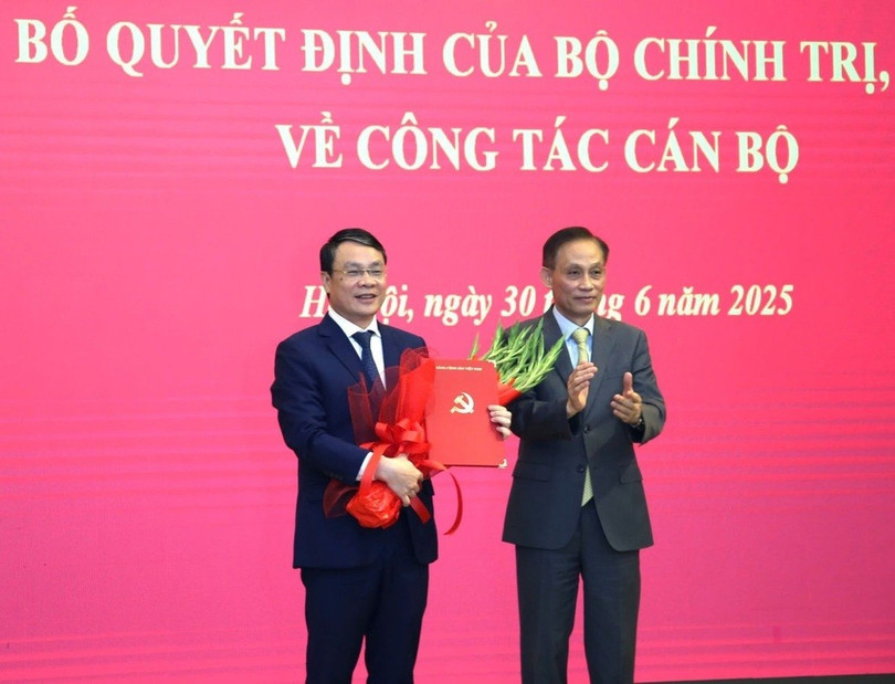 Chánh Văn phòng Trung ương Đảng Lê Hoài Trung tặng hoa và trao quyết định cho ông Đặng Khánh Toàn (Ảnh: Văn phòng Trung ương Đảng). b3.jpg