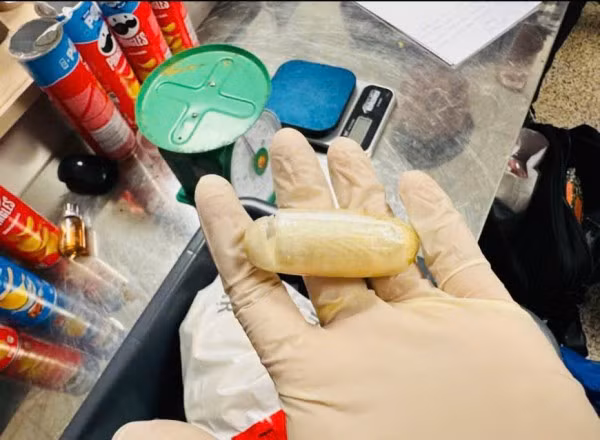 Viên con nhộng trong các hộp bim bim chứa ma tuý.