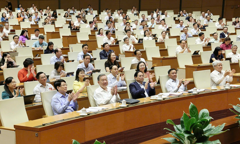 Lãnh đạo Đảng, Nhà nước và các đại biểu Quốc hội thông qua Nghị quyết sửa đổi, bổ sung một số điều của Hiến pháp năm 2013. Ảnh: Hoàng Phong z6709311342130-a336cb023368629-1893-9589-1750038626.jpg