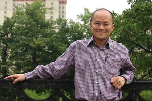 2. Lê Tự Quốc Thắng: GS Lê Tự Quốc Thắng (sinh năm 1965 tại Huế) là người Việt Nam tiếp theo đạt điểm tuyệt đối tại Olympic Toán Quốc tế. Ông đạt được điều này vào năm 1982 - khi mới 17 tuổi. Sau khi đoạt huy chương vàng IMO, ông được tuyển thẳng vào khoa Toán - Cơ của Đại học Tổng hợp quốc gia Moskva mang tên Lomonosov - đại học lâu đời nhất tại Nga và là trung tâm toán học hàng đầu thời bấy giờ. Sau khi tốt nghiệp, chủ nhân huy chương vàng IMO năm 1982 tiếp tục học lên tiến sĩ, sau đó công tác tại nhiều viện, trường đại học danh tiếng ở Nhật Bản, Mỹ, Đức...