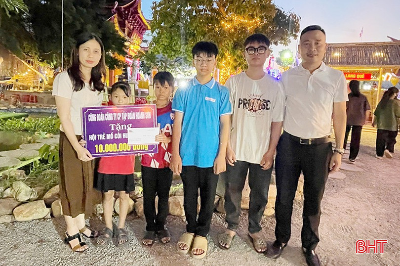 Đồng chí Trương Mai Thủy - Phó Tổng Biên tập Báo Hà Tĩnh cùng đại diện Cty CP Tập đoàn Hoành Sơn trao quà cho các em nhỏ nhân dịp Tết Trung thu và đầu năm học mới 2024-2025. z5777740716289_bf11bea982c1b19d32e323405c738832.jpg
