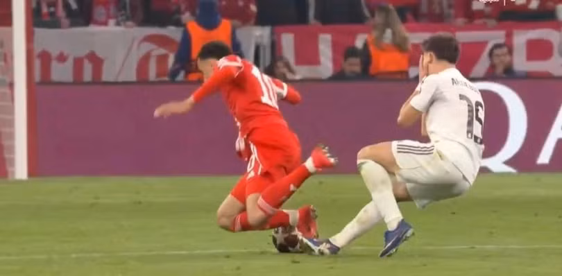 Phút 70, Arda Guler nằm sân sau pha phạm lỗi với Jamal Musiala, nhưng Bayern vẫn triển khai đá phạt nhanh tạo cơ hội cho Konrad Laimer đối mặt khung thành. Tuy nhiên, trọng tài Slavko Vincic đã cắt còi, không công nhận pha bóng vì cho rằng Bayern chưa được phép tiếp tục khi cầu thủ vẫn đang nằm sân.